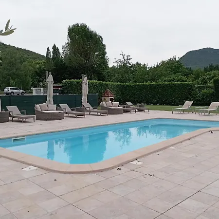 ホテル Logis Restaurant Mas De La Prairie ル・ヴィガン