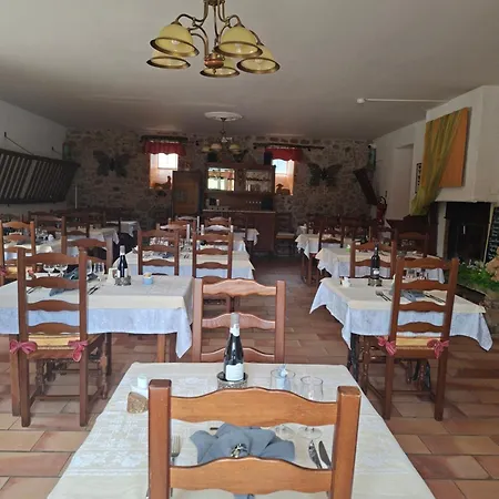 ホテル Logis Restaurant Mas De La Prairie ル・ヴィガン